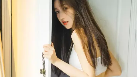 豹猫饭碗旁爬满虫子