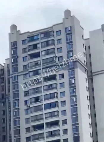 贵阳市花果园惊现蜘蛛侠