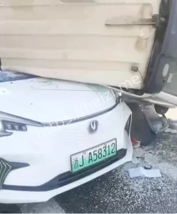 浙江水泥罐车侧翻