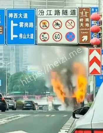 季华路公交车当街起火