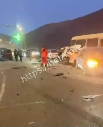 重型吊车连环相撞