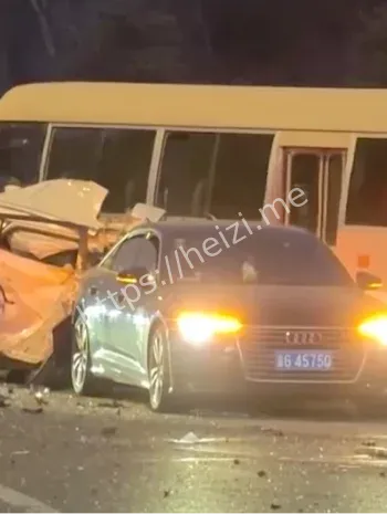 梧桐大道红绿灯车祸现场