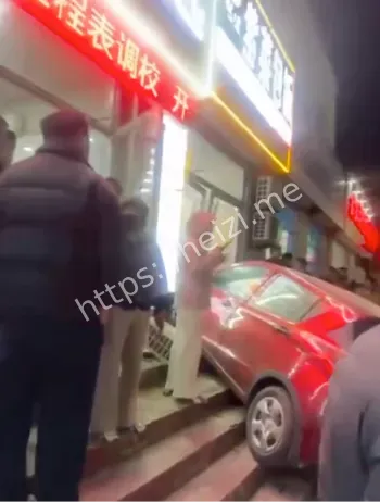 醉汉嚣张点烟后台传闻