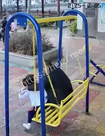 男子公园猥亵女童