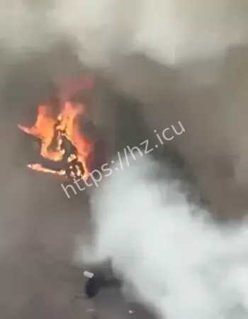 厂房瞬间被烧成废墟