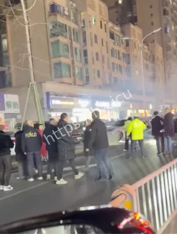 四川乐山通江街车祸