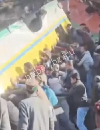 客车坠崖最新进展