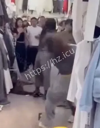 某商场服装店内